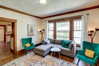 1 Mi to UNL: Group Getaway w/ Game Area - B&B Lincoln
