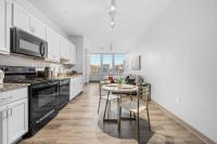 MDRN Escape with Natural Light Wi-Fi Gym Parking - B&B Cleveland