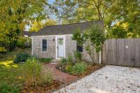 Babes Bungalow by Leavetown Vacations - Bed and Breakfast Orleans