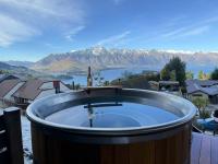 Lake & Mountain Views with Spa & Home Cinema - B&B Queenstown