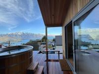 Lake & Mountain Views with Spa & Home Cinema - B&B Queenstown