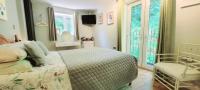 Habitación con cama grande y vistas al jardín