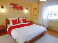 Kamer met Queensize Bed en Uitzicht op het Zwembad