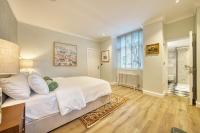 Deluxe One-Bedroom Apartment