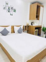 Habitación con cama grande y vistas al jardín