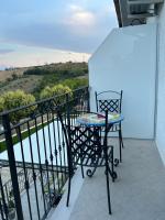 Appartamento con 2 Camere da Letto, Balcone e Vista mare