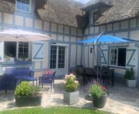Zimmer mit Kingsize-Bett und Gartenblick. 