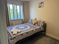 Double bedroom in a residential home with parking - Bed and Breakfast Wootton
