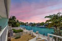 Sunny Waterfront Key Colony 3BR 3BA Villa w Dock - B&B Key Colony Beach