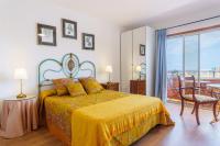 Habitación con cama grande y balcón