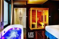 Deluxe Suite - Private Jacuzzi & Sauna