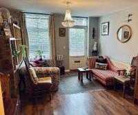 Beautiful town centre apartment with river terrace - Ferienwohnung Macclesfield