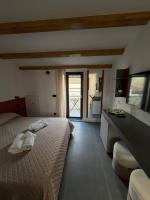 Habitación con cama extragrande y vistas al mar