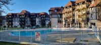Balcon avec vue sur le Golf - Parking gratuit sur place et piscine chauffée - Chambres d'hôtes Deauville