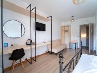 Habitación con cama extragrande y vistas a la montaña