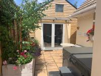 The Barn Seaside Studio - Sleeps 2 & Hot Tub - B&B