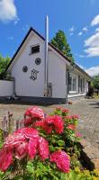Ferienhaus Ostseebrise Usedom im Grünen familienfreundlich ruhig Parkplatz Terrasse Kamin - Chambres d'hôtes Karlshagen