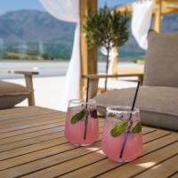 Villa Yammas, 5-Bedroom Stone Villa with Private Pool, Walking distance from Beach - B&B Dhrámia