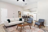 Near Texas A&M, Spacious Living Room, 4 Queen Beds - B&B