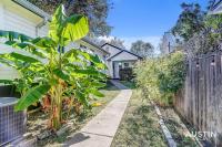 South Congress Living w Gorgeous Porch and Backyard - Bed and Breakfast Austin