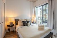 Elegant 1BR Retreat and Chic Stay in Old Port - B&B Montréal