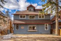 Mountain View Retreat in the heart of Banff - Massive House Sleeps 23 - B&B Banff