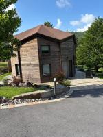 Gîte La Lanterne Location PMR Vosges avec spa, jacuzzi, vue montagne, 6 pers - Bed and Breakfast Laveline-du-Houx
