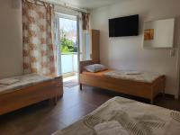 Dreibettzimmer mit Gemeinschaftsbad