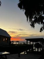 The Sunset Cove - Hot Tub & Waterfront Peace - Chambres d’hôtes Saint Augustine