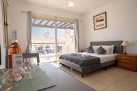 Modern Apartment with Pool and Balcony Hillside and Sea Views For Business or Leisure Travellers - B&B Peyia