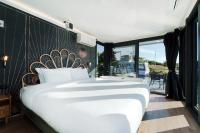 Panoramic Floating Suite King-Size Bed – Spa Bath