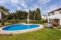 CoolHouses Luz, 3 Bed linked house, shared pool, a stone's throw of the sea, Casa Sirrah - Chambres d'hôtes Senhora da Luz