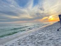 Mardi's Cozy Beach Townhome-Walk to Beach-Pool - Chambres d'hôtes Navarre