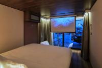 Floating Suite King-Size Bed – Spa Bath