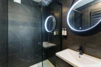 Floating Suite King-Size Bed – Spa Bath and Private Sauna 