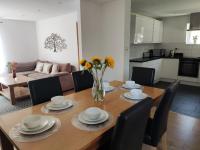 3 Bedroom house, CONTRACTOR STAYS, Lovely Garden, Parking 2-3 cars, Sleeps up to 10, Wi-fi, Smart TV, short drive to the Beach, Hospital, Airport - B&B Bournemouth