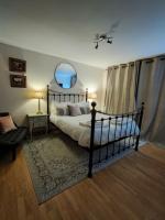 Zimmer mit Kingsize-Bett und Gartenblick. 