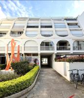 Studio climatisé 4pers La Grande Motte Ponant, Vue exceptionnelle lac, double terrasse, Parking, base nautique, golf & plage à pied, draps & serviettes fournis - 2ème étage sans ascenceur - Chambres d'hôtes La Grande-Motte