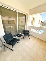 Sunny Pyla Escape with Pool, Tennis & Fast Wi-Fi - B&B Pýla