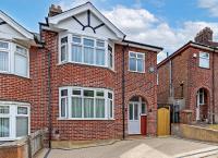 LUTON LUXURY LIVING, Large PREMIUM House, Beautifully Landscaped PRIVATE GARDEN, Newly Refurbished Throughout, PARKING FOR 2 VEHICLES, Great Access to Central Luton & the M1 Motorway - Chambres d'hôtes Luton