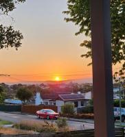 Scenic 3BR Stay | Mountain Views & Peaceful Vibes - B&B Morwell