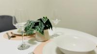 Cozy 2BR Retreat, 3-Minute Drive to Albury Airport - Chambres d'hôtes Albury
