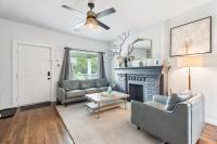 2br Bungalow Plaza & Uptown Private Yard #09 - B&B