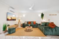 Lakeside Luxe Retreat - Pool View BBQ Spa Bath - B&B Cairns North