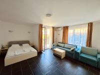 Driepersoonskamer met Uitzicht op het Zwembad