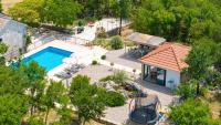 Villa Lugareva with 52 sqm private pool, 4 bedrooms, 4 bathrooms, summer kitchen, traditional environment, playground - Chambres d'hôtes Makarska