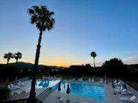 Studio climatisé avec terrasse coucher de soleil ménage compris pour 2 à 3 personnes dans un parc calme avec double piscine au sel et parking privé protégé Proche mer et port - B&B Saint-Florent