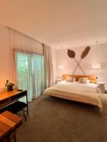 Habitación con cama extragrande y vistas al jardín