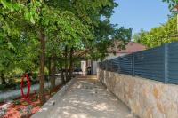 Villa Botanica - Lush Garden and Pool Oasis - B&B Kamenmost