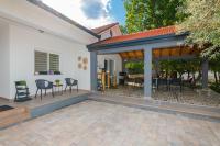 Villa Botanica - Lush Garden and Pool Oasis - B&B Kamenmost